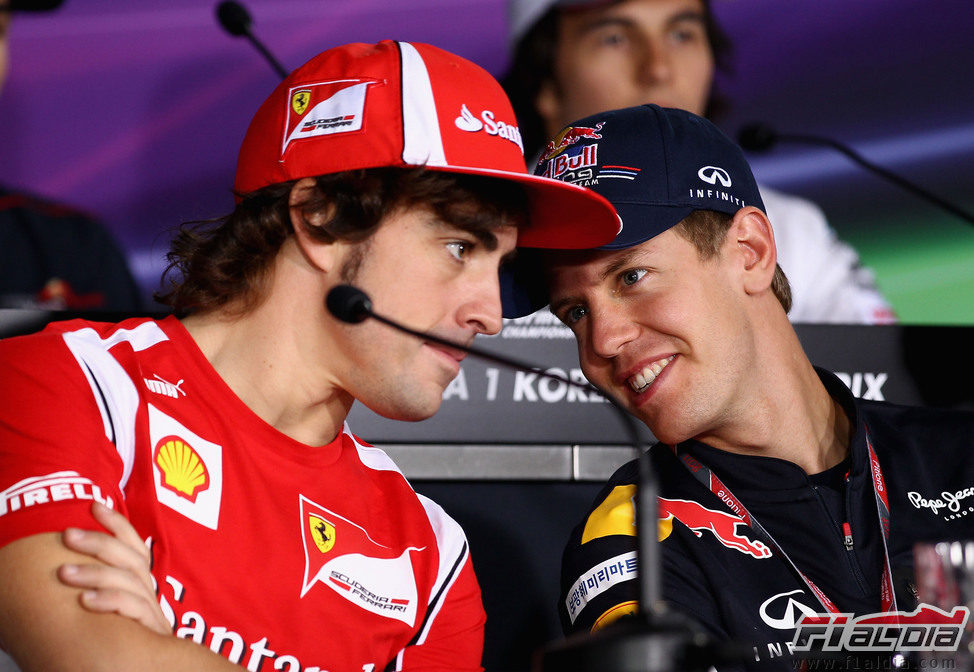 Fernando Alonso y Sebastian Vettel hablan en la conferencia de prensa previa al GP de Corea 2011