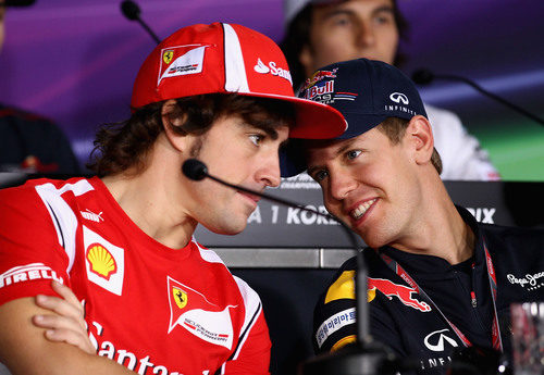 Fernando Alonso y Sebastian Vettel hablan en la conferencia de prensa previa al GP de Corea 2011