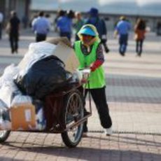 Recogiendo la basura del circuito de Corea