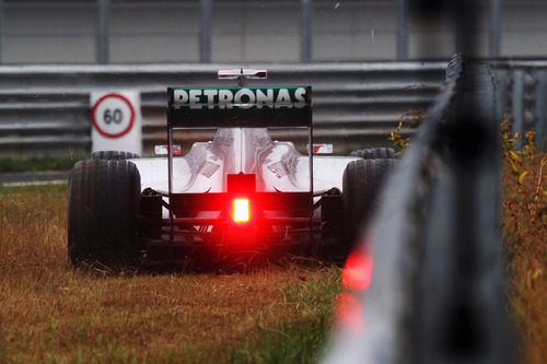 Michael Schumacher se sale de pista en los entrenamientos del GP de Corea 2011