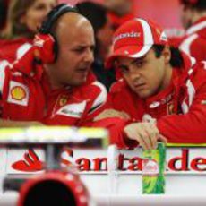 Felipe Massa mira con desgana su Ferrari 150º Italia
