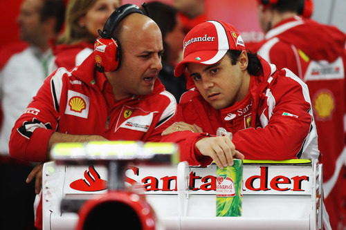 Felipe Massa mira con desgana su Ferrari 150º Italia