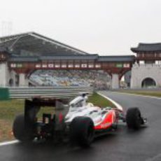 Lewis Hamilton entra en boxes durante la jornada de viernes en el GP de Corea 2011