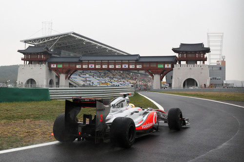 Lewis Hamilton entra en boxes durante la jornada de viernes en el GP de Corea 2011