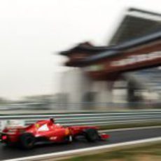 Fernando Alonso entra en los boxes de Yeongam a toda velocidad