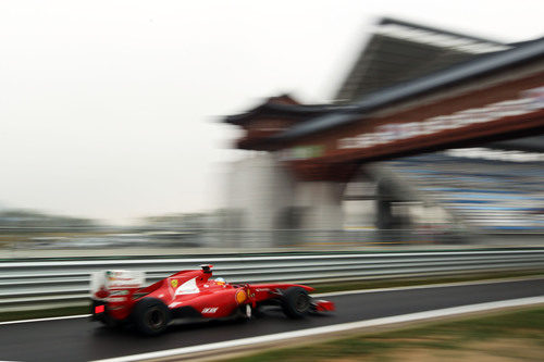 Fernando Alonso entra en los boxes de Yeongam a toda velocidad