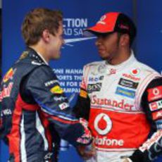 Sebastian Vettel felicita a Lewis Hamilton por su 'pole' de Corea 2011