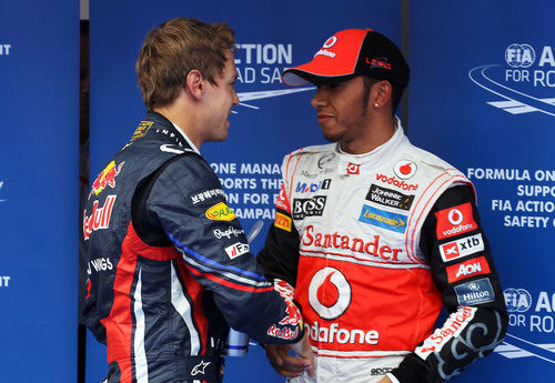 Sebastian Vettel felicita a Lewis Hamilton por su 'pole' de Corea 2011