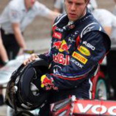 Sebastian Vettel revisa el monoplaza de McLaren tras perder la 'pole' en Yeongam