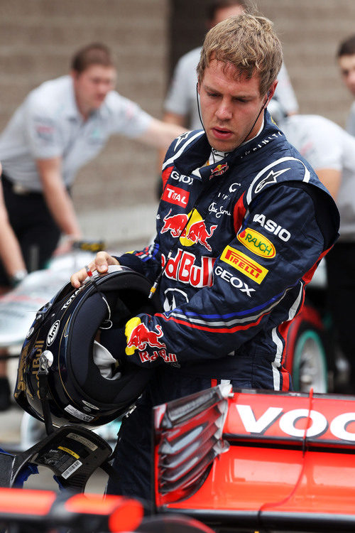 Sebastian Vettel revisa el monoplaza de McLaren tras perder la 'pole' en Yeongam