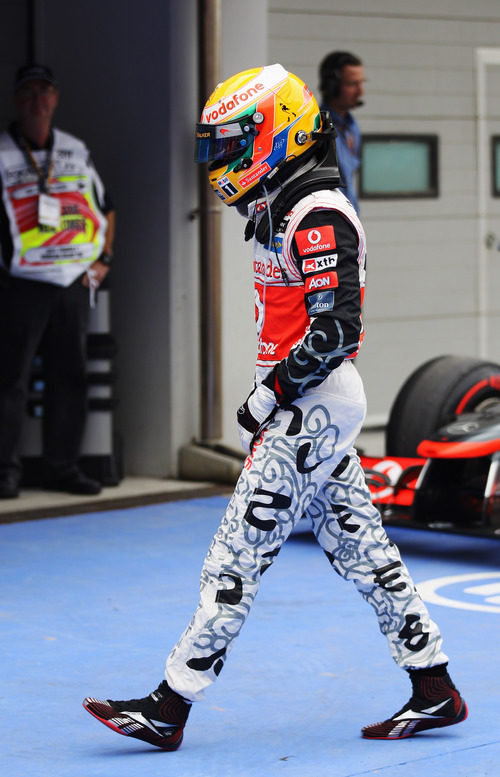 Lewis Hamilton no se muestra demasiado contento con su 'pole' en el GP de Corea 2011
