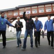 Sebastian Vettel camina por la pista saludando al público coreano