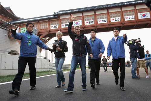 Sebastian Vettel camina por la pista saludando al público coreano