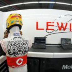 Lewis Hamilton se pone el casco antes de la clasificación del GP de Corea 2011
