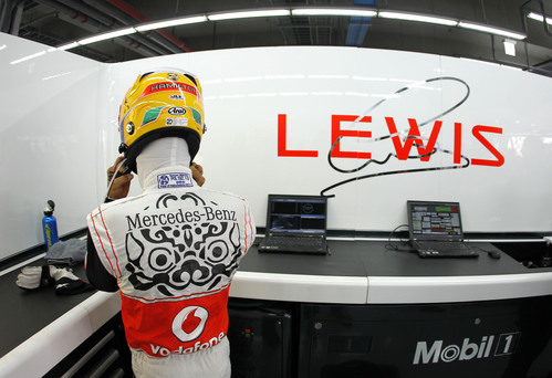 Lewis Hamilton se pone el casco antes de la clasificación del GP de Corea 2011