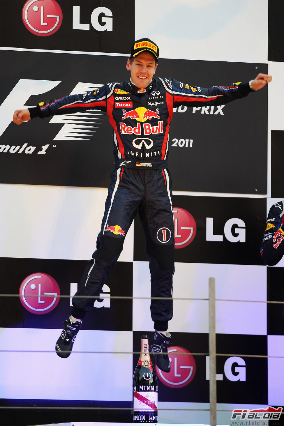 Sebastian Vettel "vuela" en el podio del GP de Corea 2011