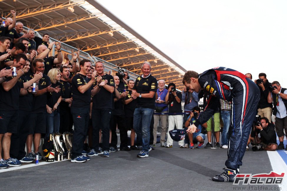 Sebastian Vettel se rinde ante su equipo tras ganar los dos títulos del Mundo