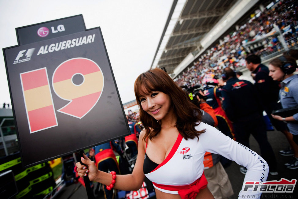 La 'pitbabe' de Jaime Alguersuari en el GP de Corea 2011