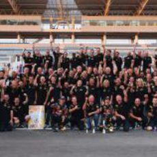 Foto de familia de Red Bull Racing tras ganar su segundo Mundial de Constructores