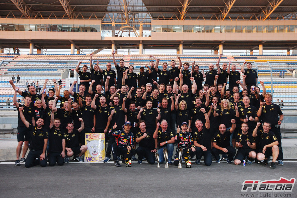 Foto de familia de Red Bull Racing tras ganar su segundo Mundial de Constructores