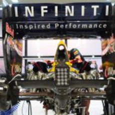 El equipo Red Bull prepara el monoplaza para inaugurar el Buddh International Circuit