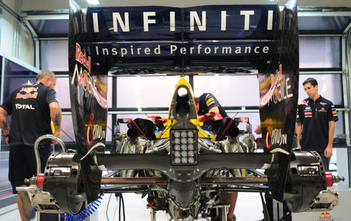 El equipo Red Bull prepara el monoplaza para inaugurar el Buddh International Circuit