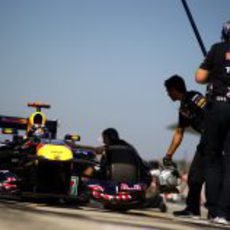 El equipo Red Bull ensaya una parada de boxes de Vettel