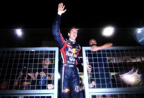 Vettel se sube a la valla para saludar a todo el mundo