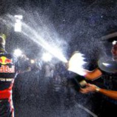 Riegan a Sebastian Vettel con champán en Japón