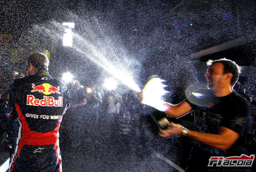 Riegan a Sebastian Vettel con champán en Japón
