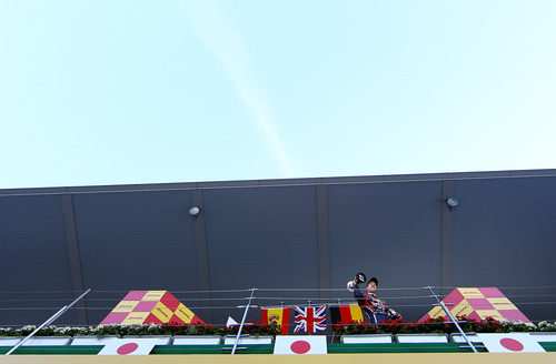 Sebastian Vettel celebró su segundo título en el podio de Japón