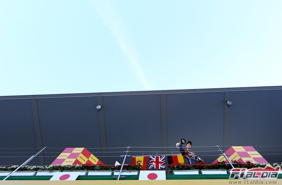 Sebastian Vettel celebró su segundo título en el podio de Japón
