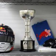Casco, trofeo y guantes de Sebastian Vettel