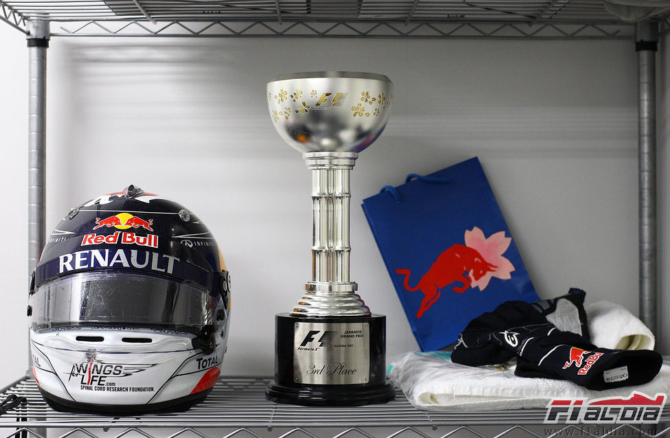 Casco, trofeo y guantes de Sebastian Vettel