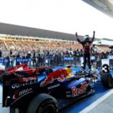 Vettel se sube al RB7 para celebrar su segundo título en la Fórmula 1