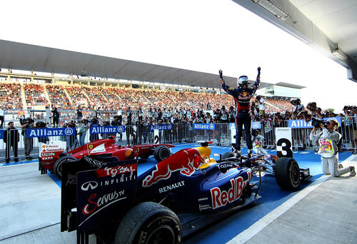 Vettel se sube al RB7 para celebrar su segundo título en la Fórmula 1