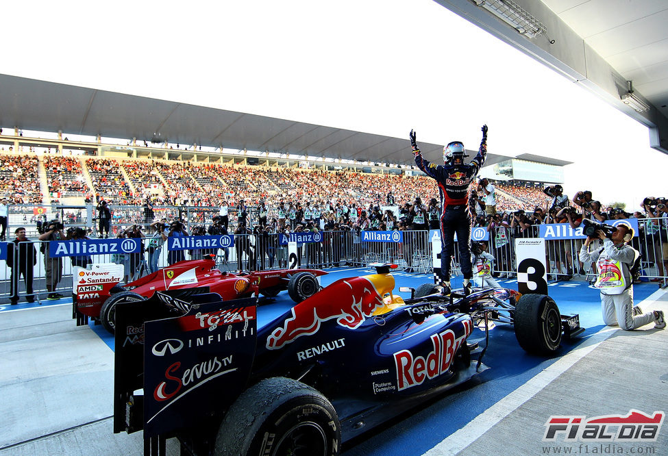 Vettel se sube al RB7 para celebrar su segundo título en la Fórmula 1