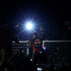 Los flashes de la grada cubren a Vettel en Japón