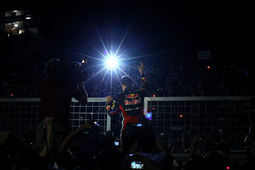 Los flashes de la grada cubren a Vettel en Japón