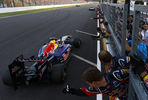 Sebastian Vettel cruza la meta de Suzuka y gana el título de 2011