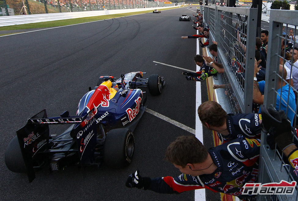 Sebastian Vettel cruza la meta de Suzuka y gana el título de 2011