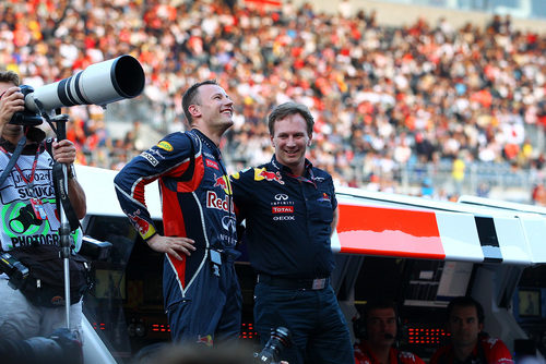 Christian Horner muy feliz por el título de Vettel