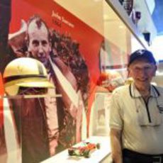 John Surtees junto al casco y el coche con el que ganó el título de 1964