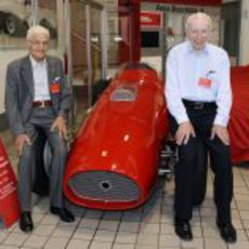 Giulio Borsari y John Surtees junto al Ferrari de 1954