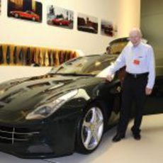 Surtees encantado con el bólido negro de Ferrari