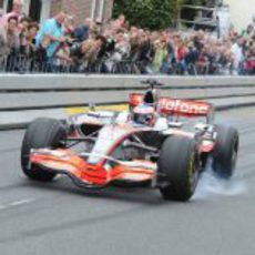 Jenson Button se pasa de frenada en Manchester