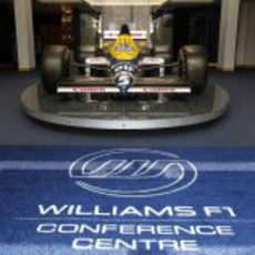 Un Williams-Renault preside la entrada del centro de conferencias