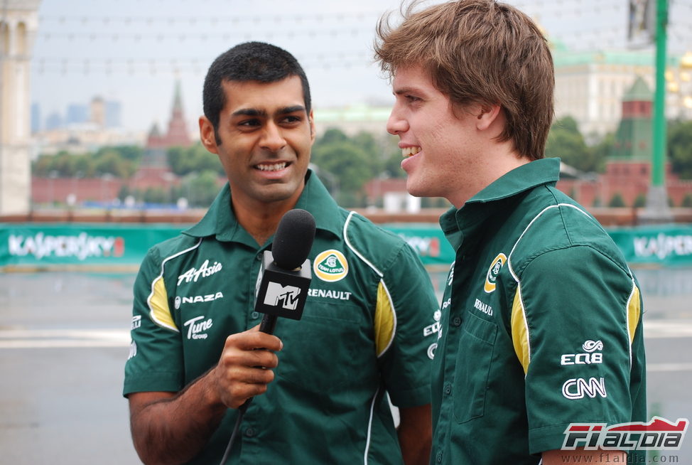 Karun Chandhok y Luiz Razia en Moscú