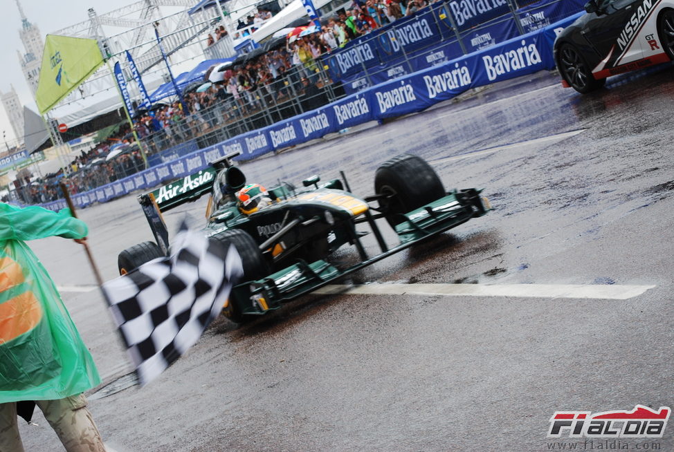 Karun Chandhok rueda por las calles de Moscú