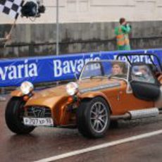 Razia y Chandhok ruedan con el Caterham Seven en Moscú